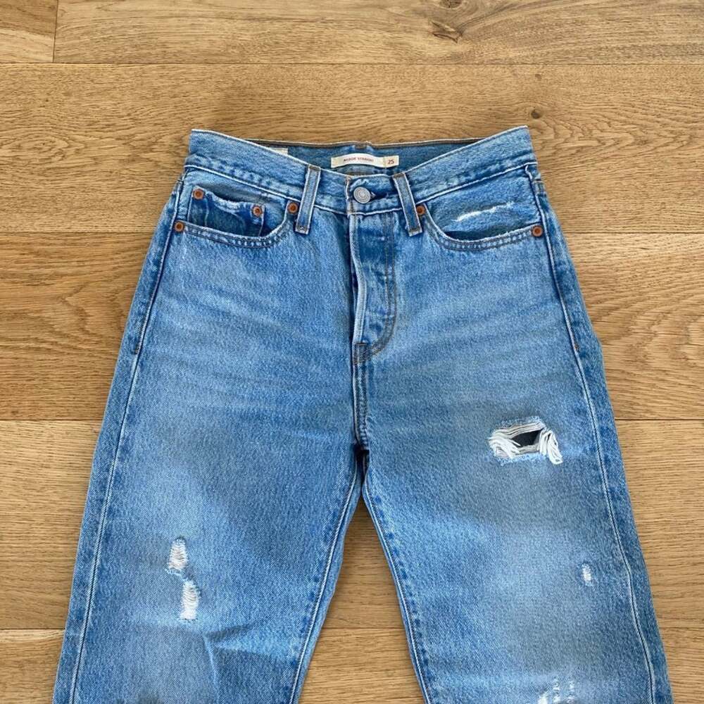 Levi's - Wedgie Straight Leg Distressed Jeans in Blue